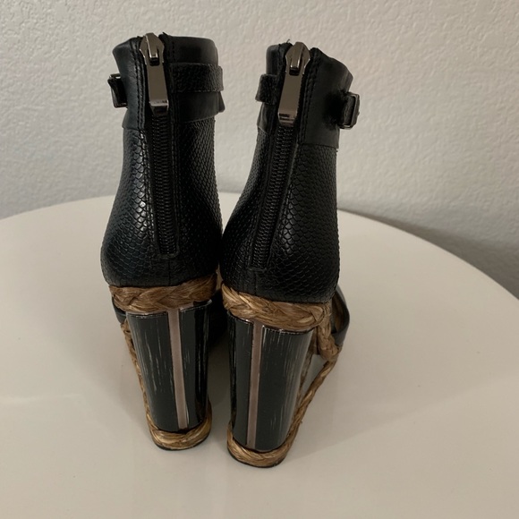 $79🔥BCBG wedge shoes size 8.5 or 38.5 - Picture 3 of 5